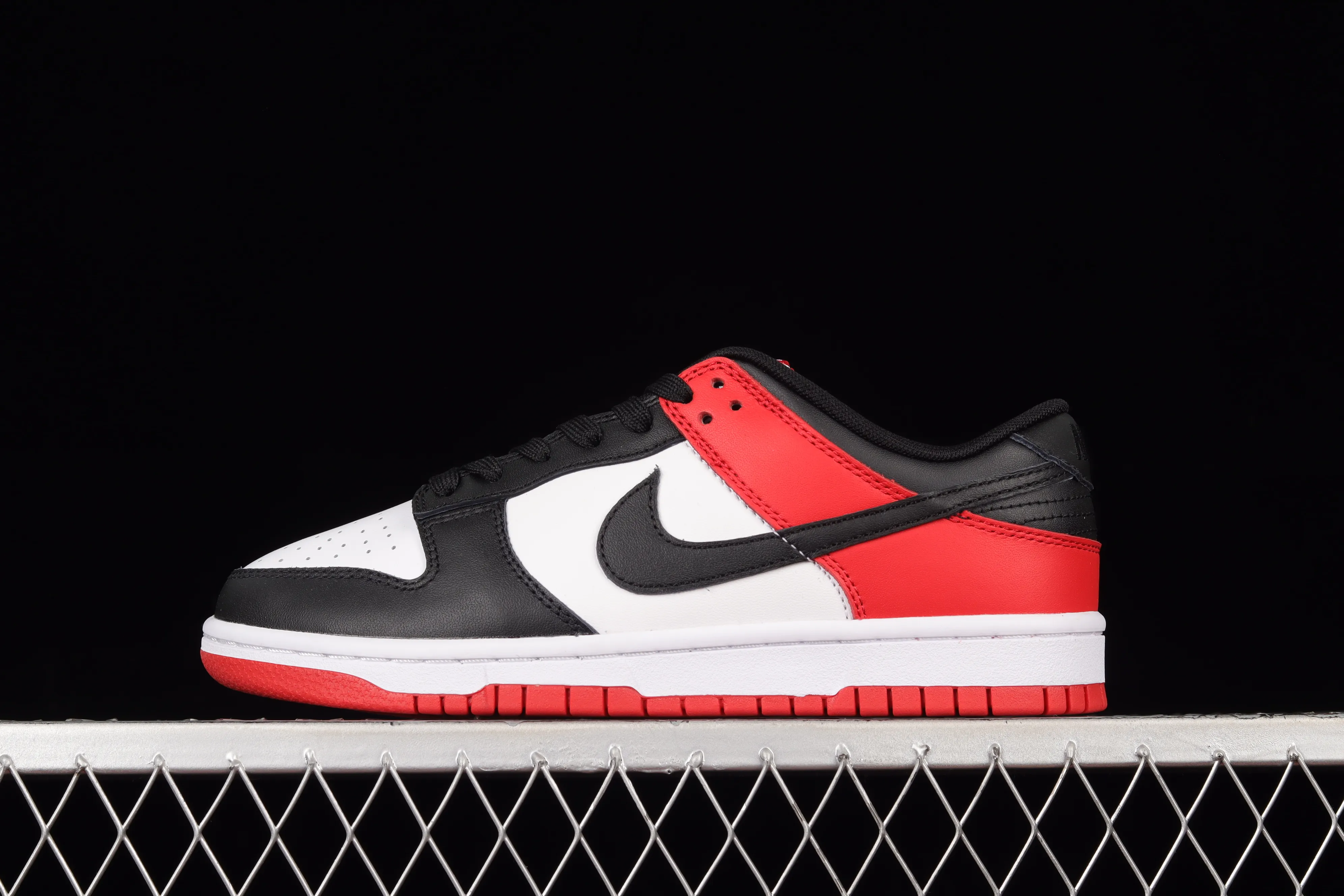 All Categories Nk SB Dunk Series Nk SB Dunk Low Low-top sneakers Nk SB Dunk Low "Black/Red" Black and red toes Couple model SB smashed backboard low-top sneakers DO7412-221